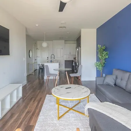 Beautiful 1Bd - Pool, Gym, Parking, W-D - Sleeps 4 Apartment