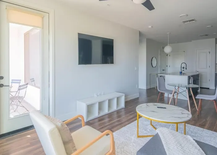 Beautiful 1bd - Pool, Gym, Parking, W-d - Sleeps 4 Apartment *