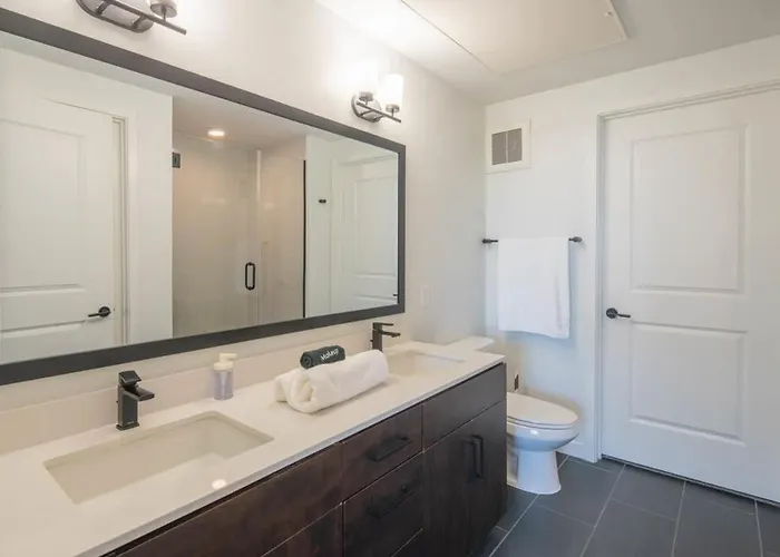 Beautiful 1bd - Pool, Gym, Parking, W-d - Sleeps 4 Apartment *