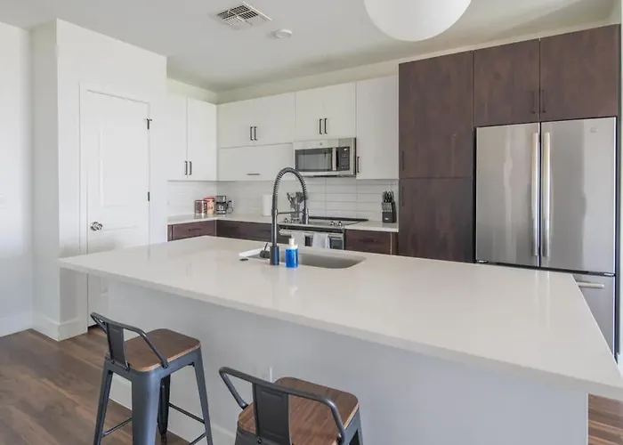 Beautiful 1bd - Pool, Gym, Parking, W-d - Sleeps 4 Apartment